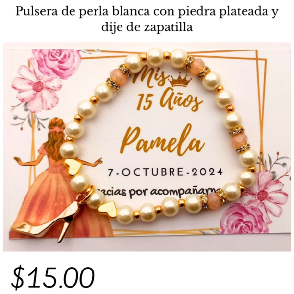 Pulsera de perla blanca con dije de zapatilla