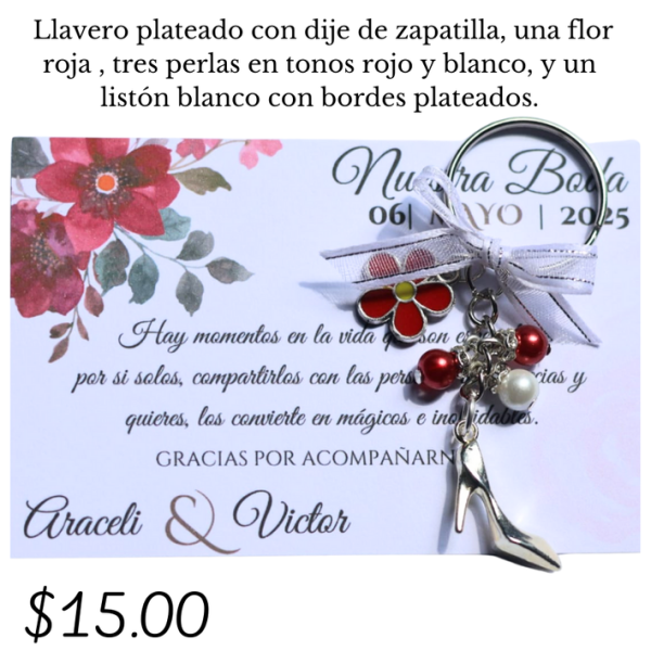 Llavero plateado con dije de zapatilla