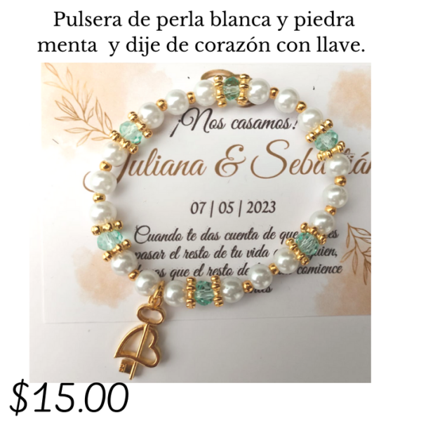 Pulsera de perla blanca con dije de corazón con llave