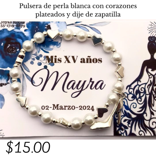Pulsera de perla blanca con dije de zapatilla