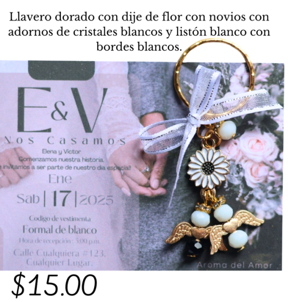 Llavero dorado con dije de flor con novios